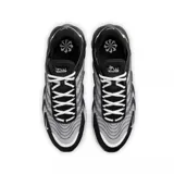 Championes Nike Air Max TW, con capellada de mesh blanca con diseño gráfico en zigzag en tonos grises y refuerzos en cuero sintético negro.