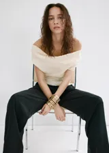 Pantalón de corte recto y tiro medio con detalle de pinzas, bolsillos laterales y cierre oculto.