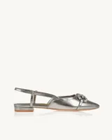 Ballerinas plateadas con punta fina y detalle de hebilla con strass.