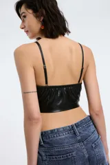 Bustier color burdeos con cierre frontal y breteles finos regulables.