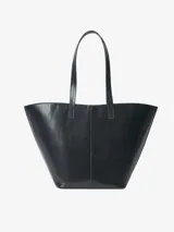 Cartera tipo shopper de cuero vacuno en color negro, con asas largas para hombro y estructura semirrígida. Incluye un pequeño monedero colgante desmontable de cuero texturizado en color mostaza en la parte frontal.