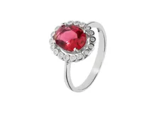 Anillo de plata 925 con cristal rojo ovalado y circonias blancas alrededor. El cristal mide 0,9cm de diámetro y el ancho mayor del anillo es de 1,3cm.