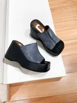 Sandalias de cuero con plataforma y taco de 8 cm. La capellada es de cuero con imitación denim.