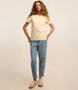 Remera tipo t-shirt de algodón, color beige claro, con cuello redondo y mangas cortas dobladas.