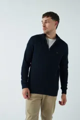 Sweater gris de punto con cuello alto y medio cierre con cremallera.