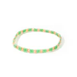 Pulsera elástica de cuentas verdes y naranjas.