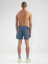 Short de baño negro con bordado de enredadera blanca en la pierna izquierda. Cuenta con cintura elástica con cordón ajustable, bolsillos laterales y bolsillo trasero con cierre. Incluye suspensor de malla fina hipoalergénico.