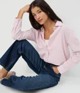 Pantalón de jean azul clásico de corte recto, con tiro alto, presillas para cinto y bolsillos funcionales.
