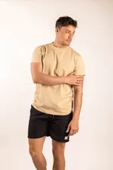 Remera blanca de mangas cortas con bolsillo en el pecho y logo de la marca en la etiqueta.