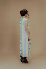 Vestido midi sin mangas confeccionado en lino estampado con flores y rayas verticales en tonos pastel. Tiene dos tajos al frente.
