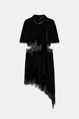 Vestido midi de terciopelo negro con cuello redondo y pañuelo integrado en el mismo tejido. Presenta mangas cortas, aberturas laterales con detalle de encaje a tono y bajo asimétrico con terminación en encaje.