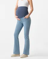 Jean maternal de corte bootcut, color celeste claro, confeccionado en denim elastizado con faja alta de tejido suave para la panza.