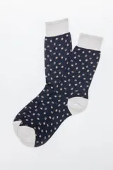 Par de medias de algodón azul marino con diseño de rombos pequeños en color beige y puño, talón y puntera en gris claro.