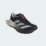Championes de trail running Adidas Terrex Agravic 4, color negro con las icónicas tres tiras en gris y mediasuela con degradado de blanco a negro. Presentan exterior de tela con refuerzos de TPU, tecnología Lightstrike en la mediasuela y suela de caucho Continental para mayor tracción.