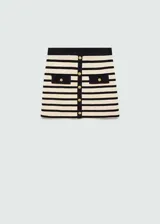 Falda corta de tejido de punto con diseño evasé, estructura de rayas horizontales en beige y negro, cierre frontal con botones decorativos y dos bolsillos de solapa con botón.