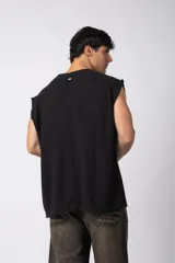 Musculosa oversize de tejido de lino con textura marcada, corte suelto, cuello redondo y terminaciones deshilachadas en las sisas.