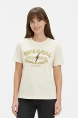 Remera de algodón negra de manga corta y cuello redondo, con estampa frontal que incluye letras rojas y gráficos en tonos dorados.