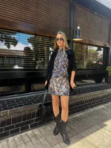 Falda recta de diseño versátil con estampado floral en tonos marrón y celeste, con detalle de botones a lo largo.