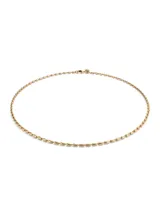 Cadena de eslabones ovalados pequeños con acabado en tono dorado, diseñada con cierre de mosquetón ajustable y placa con logo grabado.