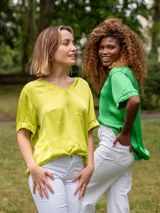 Blusa verde de satén con escote en V y mangas cortas.