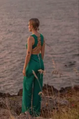 Mono largo de vestir color negro, con escote cruzado, sin mangas y espalda descubierta con tiras cruzadas.