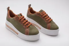 Championes marrones de eco-cuero con plataforma blanca con dos líneas negras horizontales.