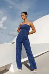 Pantalón azul de pana con bolsillos laterales tipo cargo y corte recto.