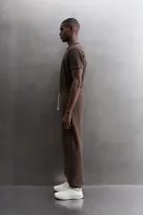 Pantalón jogger relaxed fit de Zara Athleticz confeccionado en tejido de algodón color marrón, con cintura elástica ajustable mediante cordón en contraste, bolsillos laterales y bajo con puño elástico.