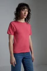 Remera rosada de corte recto con mangas cortas de broderie.