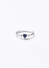 Anillo de plata 925 con un dije central en forma de corazón con zirconia azul y detalles de zirconias blancas en los laterales.