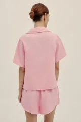 Short corto color rosa chicle, con bolsillos laterales, pretina con elástico y terminaciones en cobre insignia de la marca. El tejido lino-tencel es ideal para conseguir un look atemporal y natural.