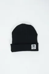 Gorro de lana negro con etiqueta blanca con logo de la marca en el doblez.