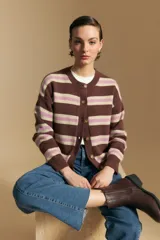 Cardigan de punto con diseño de rayas horizontales en tonos marrón, rosa y beige. Presenta cuello redondo, cierre frontal con botones y mangas largas con puños acanalados.