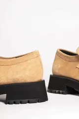 Mocasines de gamuza color tostado, con suela gruesa negra de goma con plataforma y diseño track.
