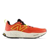 Championes de trail running New Balance Fresh Foam X Hierro v8, color naranja con detalles en negro y amarillo.