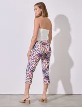 Pantalón capri de gabardina estampada, marca Zac & Rachel. Corte recto, pretina ancha elastizada.