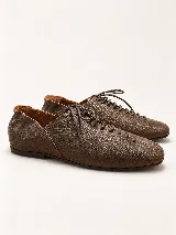 Zapato plano marrón de cuero vacuno con textura granulada, diseño acordonado de perfil bajo y suela fina.
