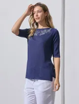 Remera marrón de tejido bordado, marca French Loundry. Tiene escote redondo y mangas tres cuartos.