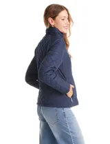 Campera capitoneada azul marino con diseño de rombos y paneles laterales elásticos para un ajuste entallado. Presenta cuello alto, cierre frontal completo y bolsillos laterales con cierre.