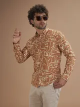 Camisa de manga larga color ladrillo con estampado abstracto en blanco.