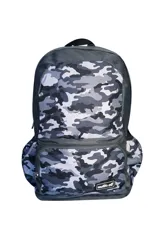 Mochila gris con estampado de camuflaje en tonos grises, con un bolsillo frontal con cierre y dos bolsillos laterales portabotellas con elástico.