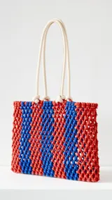 Bolso tote bag tejido a crochet con rayas verticales en color rojo y azul.