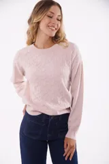 Sweater de punto color rosa con diseño trenzado.