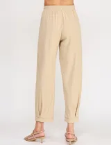 Pantalón holgado de lino color beige de la marca Allie Rose, con tiro alto y pretina elastizada con cordón de ajuste.