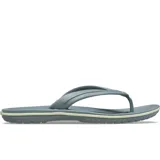 Ojotas Crocband Flip de Crocs, color verde militar con una línea blanca en la entresuela. Diseño ligero con tira superior de TPU y plantilla con textura de masajes.