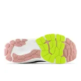 Championes de running New Balance 860v13 de dama, color gris oscuro con detalles en rosa, verde y blanco.