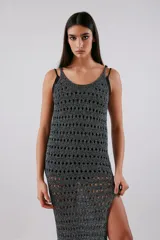 Vestido midi negro de tejido calado con aberturas.