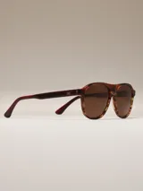 Lentes de sol estilo aviador con montura de acetato carey (marrón veteado) y lentes polarizados color café.