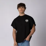 Sudadera negra sin mangas de corte relajado, con cuello redondo de ribb y estampa pequeña en el pecho con texto blanco.