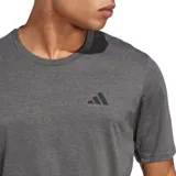 Remera gris de entrenamiento Adidas para hombre, con logo pequeño estampado en el pecho.